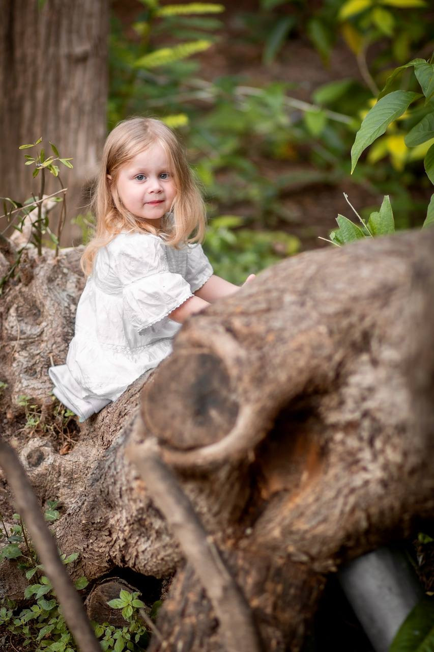 Mom and daughter photo walk in National Garden. Family Photographer in Greece