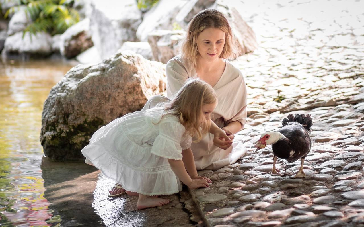 Mom and daughter photo walk in National Garden. Family Photographer in Greece
