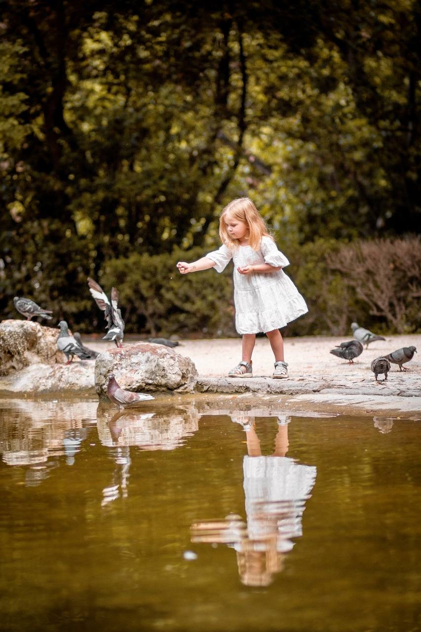 Mom and daughter photo walk in National Garden. Family Photographer in Greece