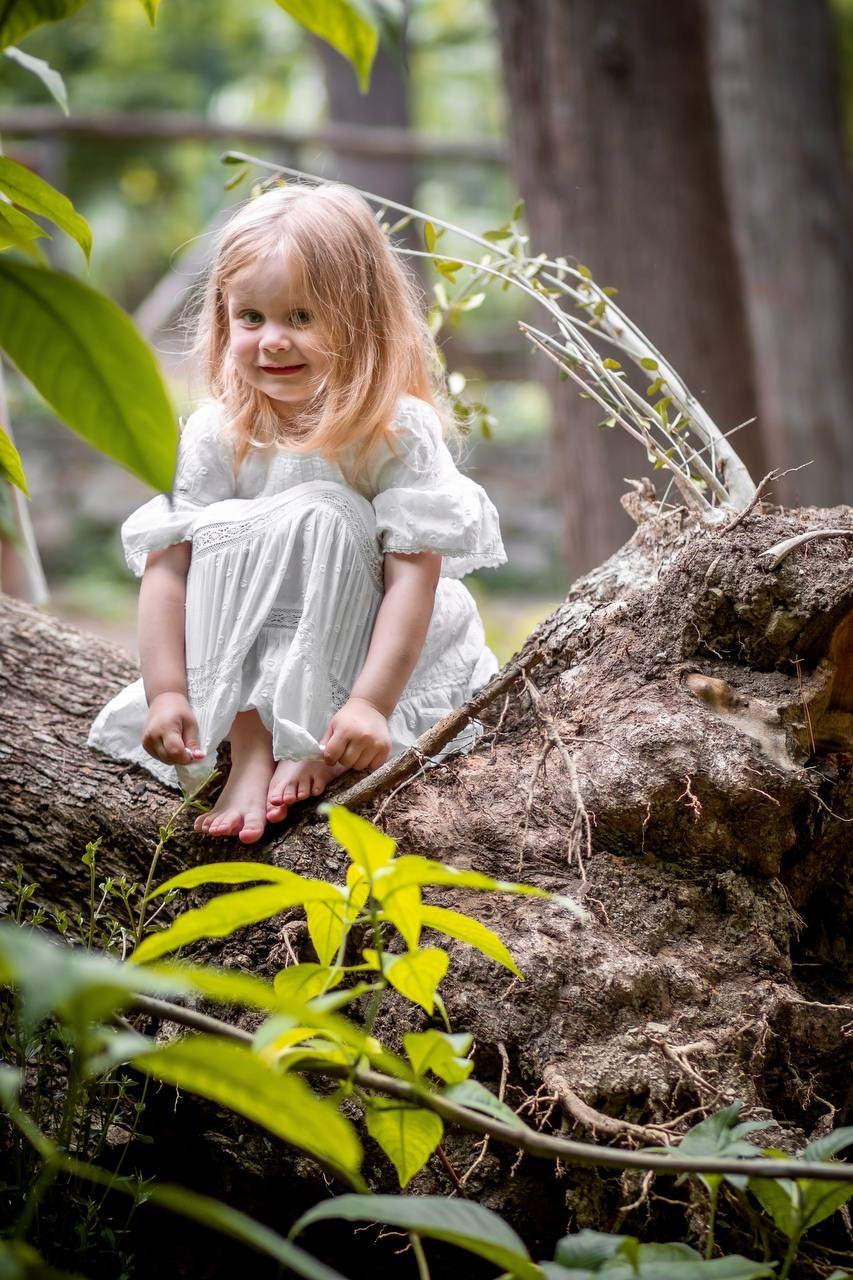 Mom and daughter photo walk in National Garden. Family Photographer in Greece