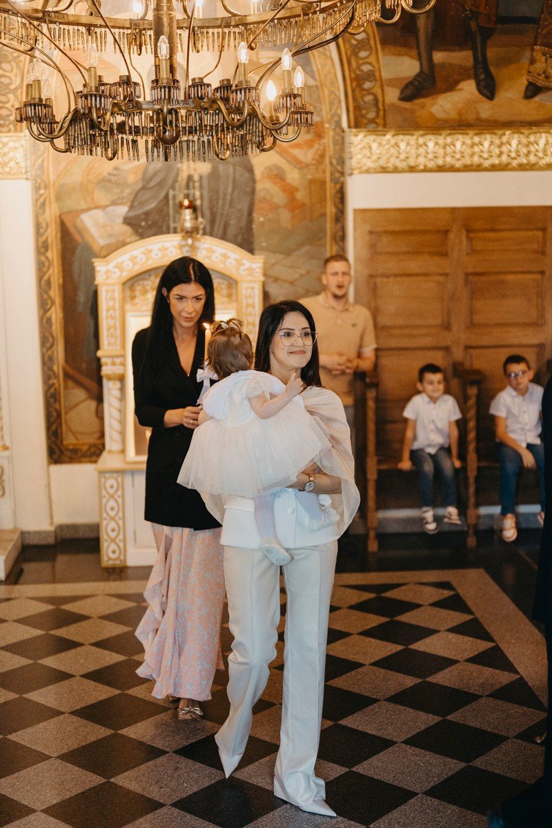 Lara / krstenje, crkva svete Ruzice na Kalemegdanu. Deciji i porodicni fotograf u Beogradu Oksana Skendzic