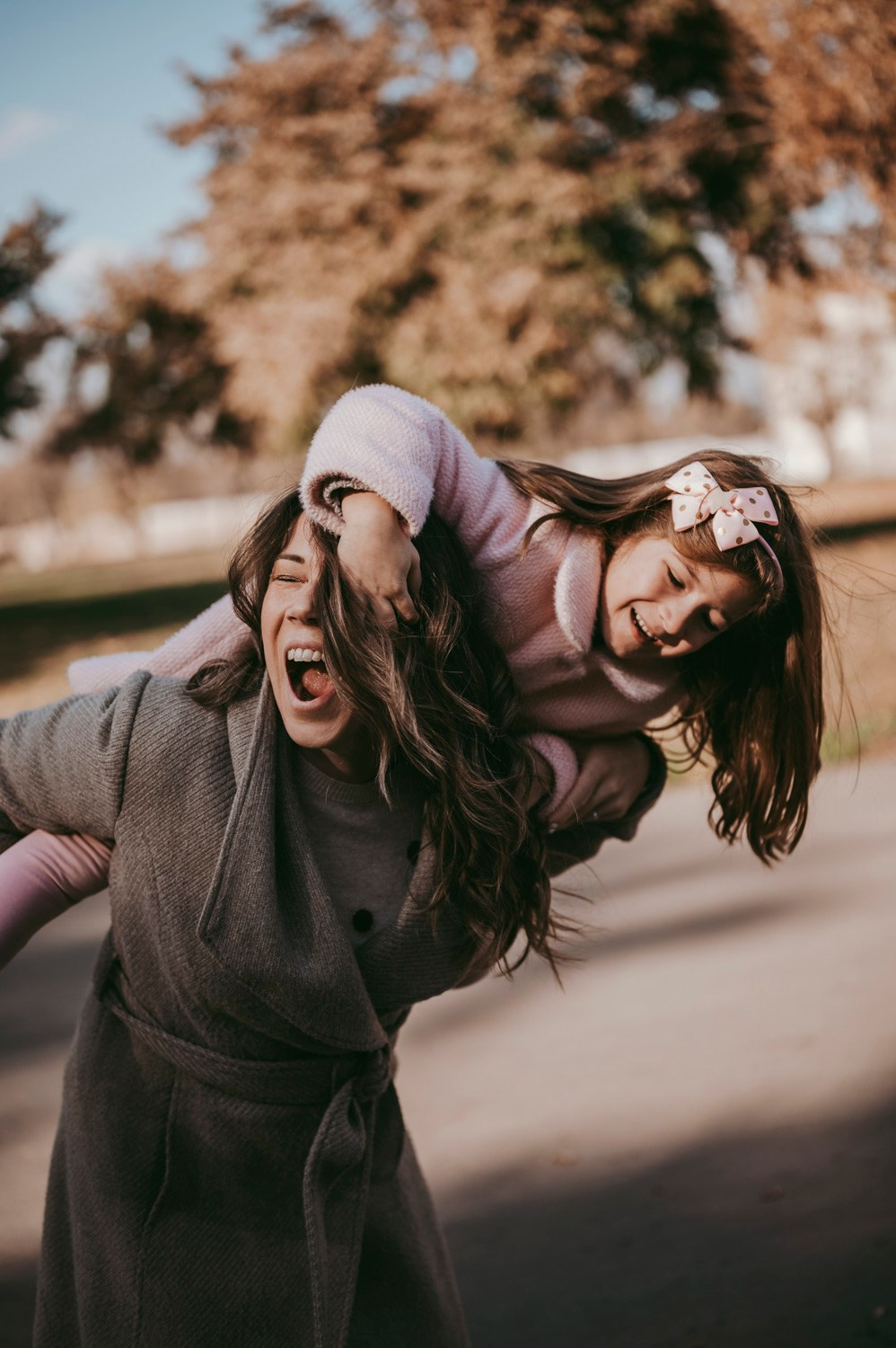 Iva, Ivan, Tara i Stefan — porodicno fotografisanje napolju. Deciji i porodicni fotograf u Beogradu Oksana Skendzic