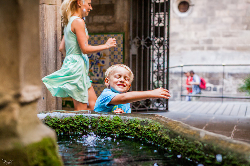 Dziarska rodzinna sesja zdjęciowa w Barcelonie. Fotograf w Barcelonie Hiszpanii Maslik Yulia