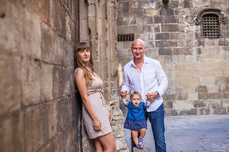 Sesión fotográfica familiar en la playa en Barcelona. Fotógrafo en Barcelona  Maslik Yulia