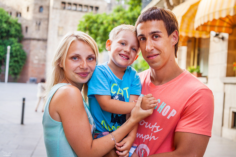 Dziarska rodzinna sesja zdjęciowa w Barcelonie. Fotograf w Barcelonie Hiszpanii Maslik Yulia
