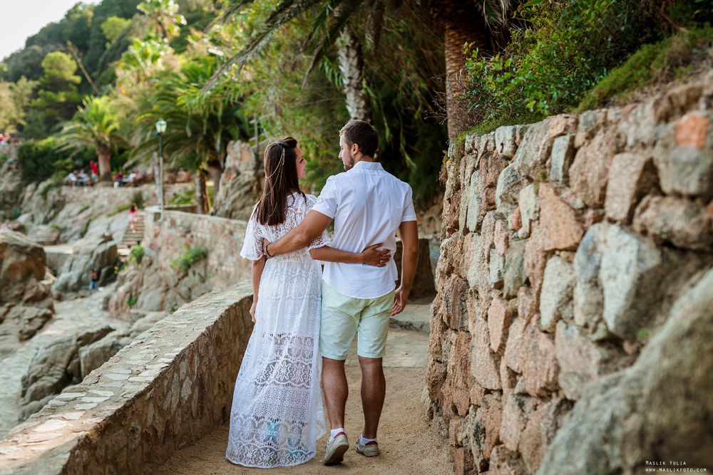 Sesión de fotos de playa en la Costa Brava. Fotógrafo en Barcelona  Maslik Yulia