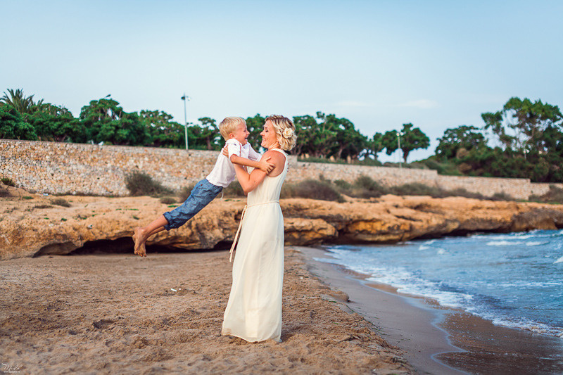 Fantástica sesión de fotos de mamá con hijo en Tarragona. Fotógrafo en Barcelona  Maslik Yulia