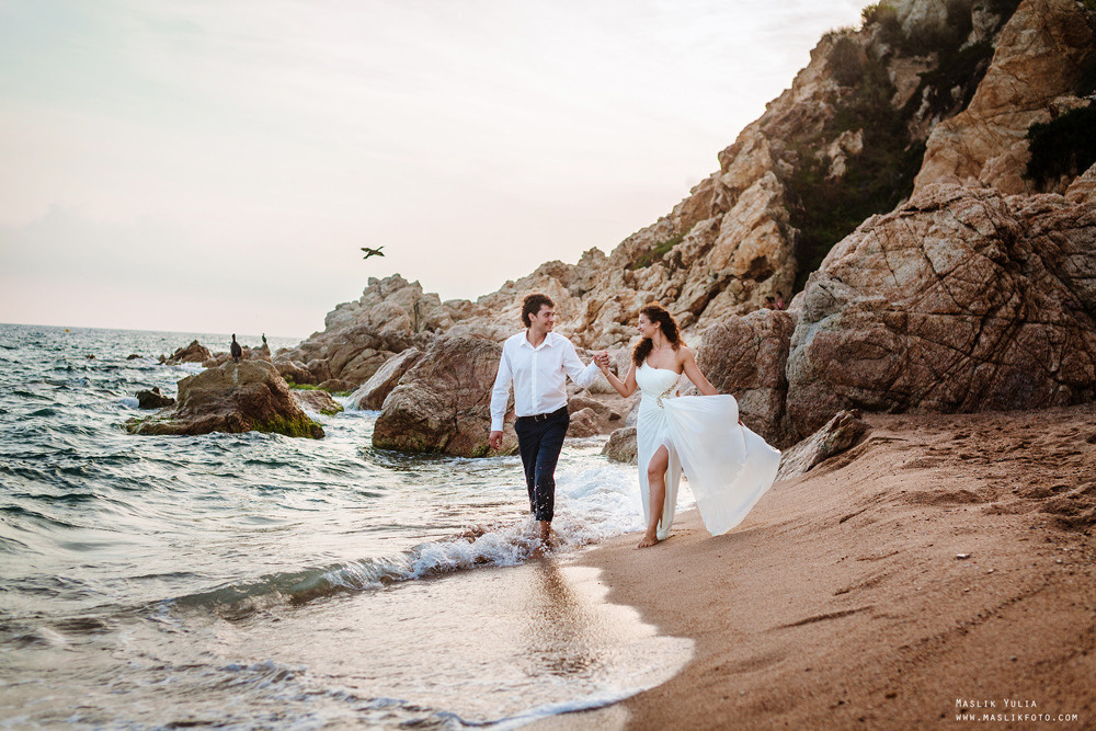 Sesión de fotos de boda de playa en España. Fotógrafo en Barcelona  Maslik Yulia