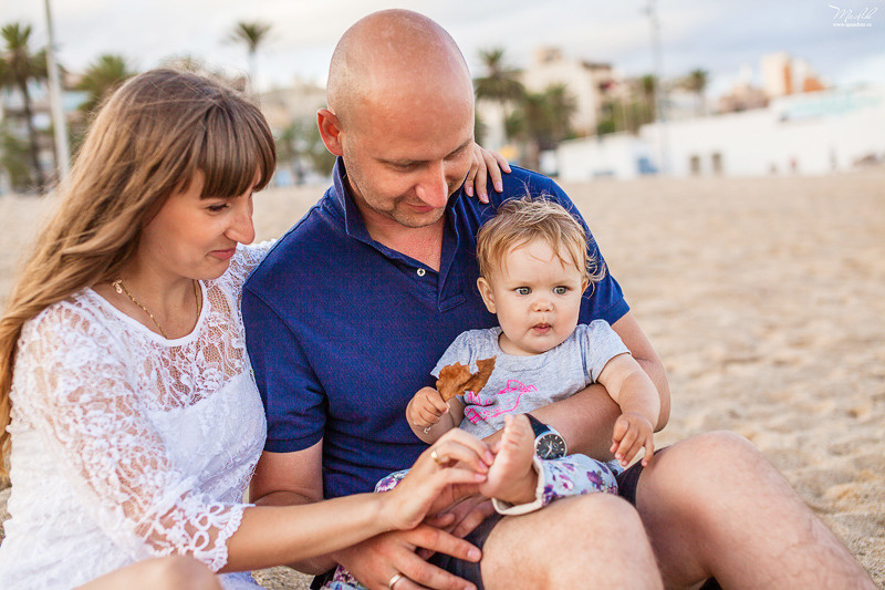 Sesión fotográfica familiar en la playa en Barcelona. Fotógrafo en Barcelona  Maslik Yulia
