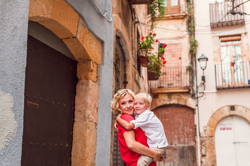 Fantástica sesión de fotos de mamá con hijo en Tarragona. Fotógrafo en Barcelona  Maslik Yulia