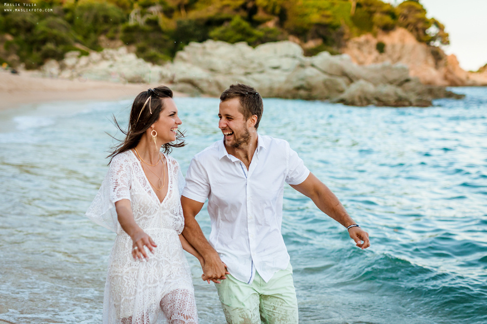 Sesión de fotos de playa en la Costa Brava. Fotógrafo en Barcelona  Maslik Yulia