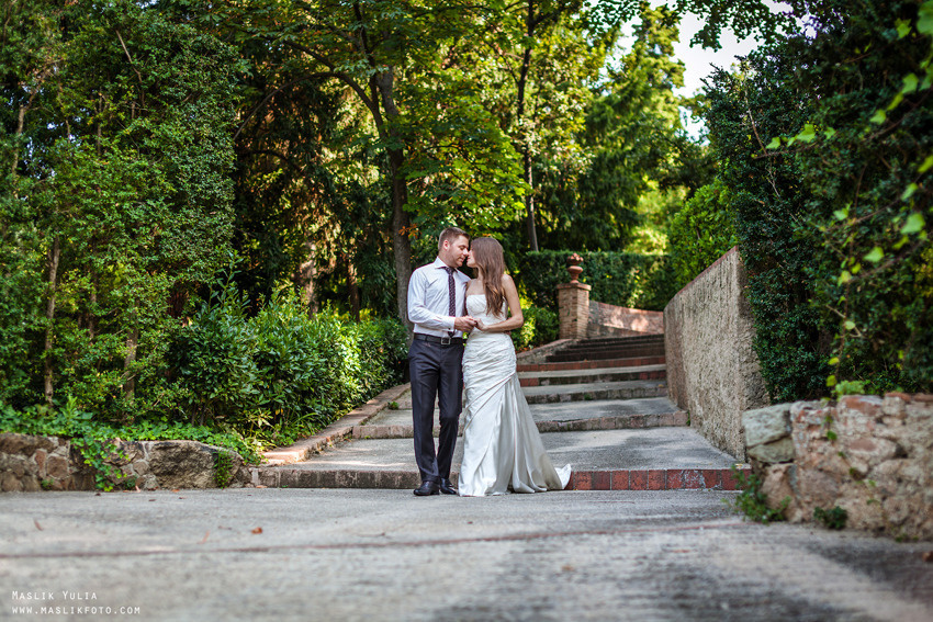 Свадебная фотосессия в Барселоне в парке Лабиринт. Фотограф в Барселоне Испании Маслик Юлия