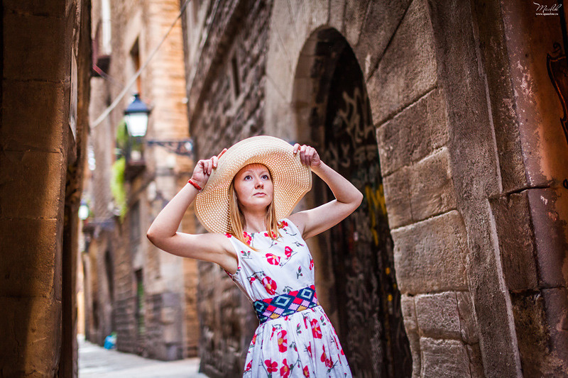 Sesión de fotos de retrato en el barrio gótico. Fotógrafo en Barcelona  Maslik Yulia