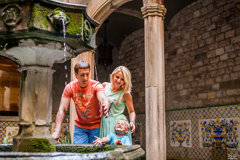 Dziarska rodzinna sesja zdjęciowa w Barcelonie. Fotograf w Barcelonie Hiszpanii Maslik Yulia