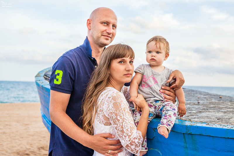 Sesión fotográfica familiar en la playa en Barcelona. Fotógrafo en Barcelona  Maslik Yulia