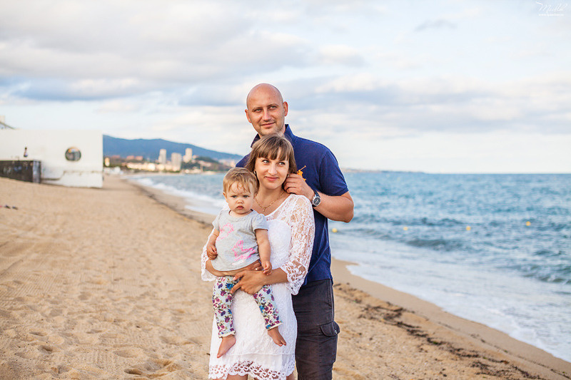 Sesión fotográfica familiar en la playa en Barcelona. Fotógrafo en Barcelona  Maslik Yulia