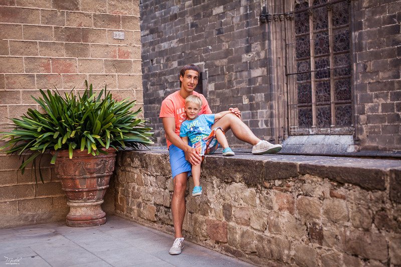 Dziarska rodzinna sesja zdjęciowa w Barcelonie. Fotograf w Barcelonie Hiszpanii Maslik Yulia
