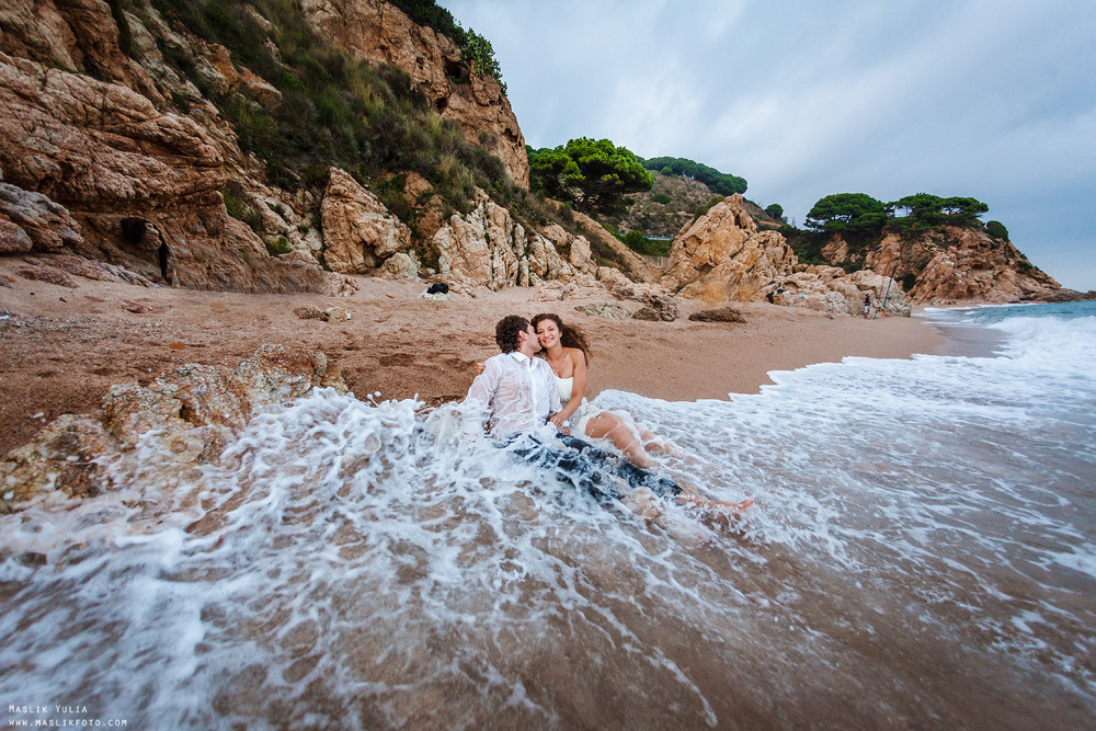 Sesión de fotos de boda de playa en España. Fotógrafo en Barcelona  Maslik Yulia