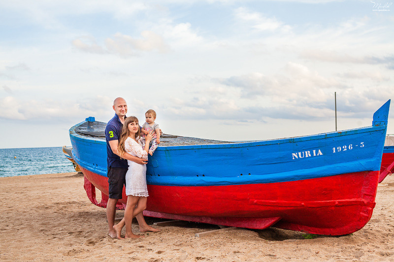 Sesión fotográfica familiar en la playa en Barcelona. Fotógrafo en Barcelona  Maslik Yulia