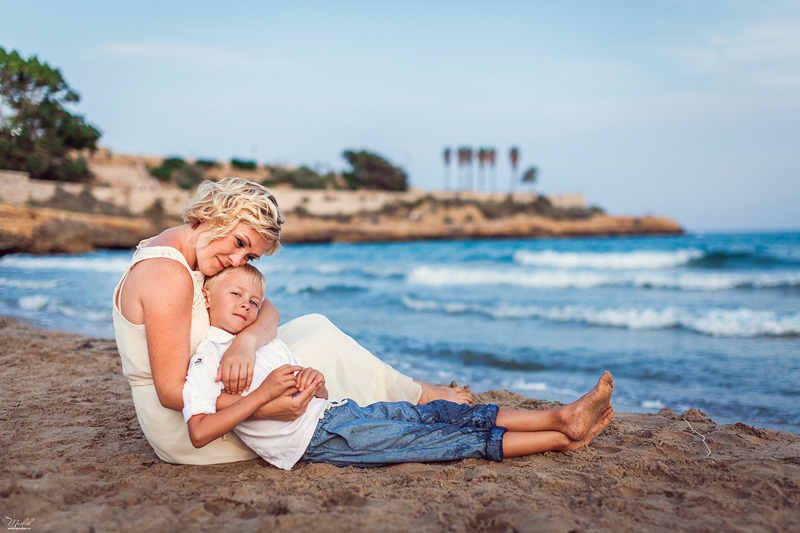 Fantástica sesión de fotos de mamá con hijo en Tarragona. Fotógrafo en Barcelona  Maslik Yulia