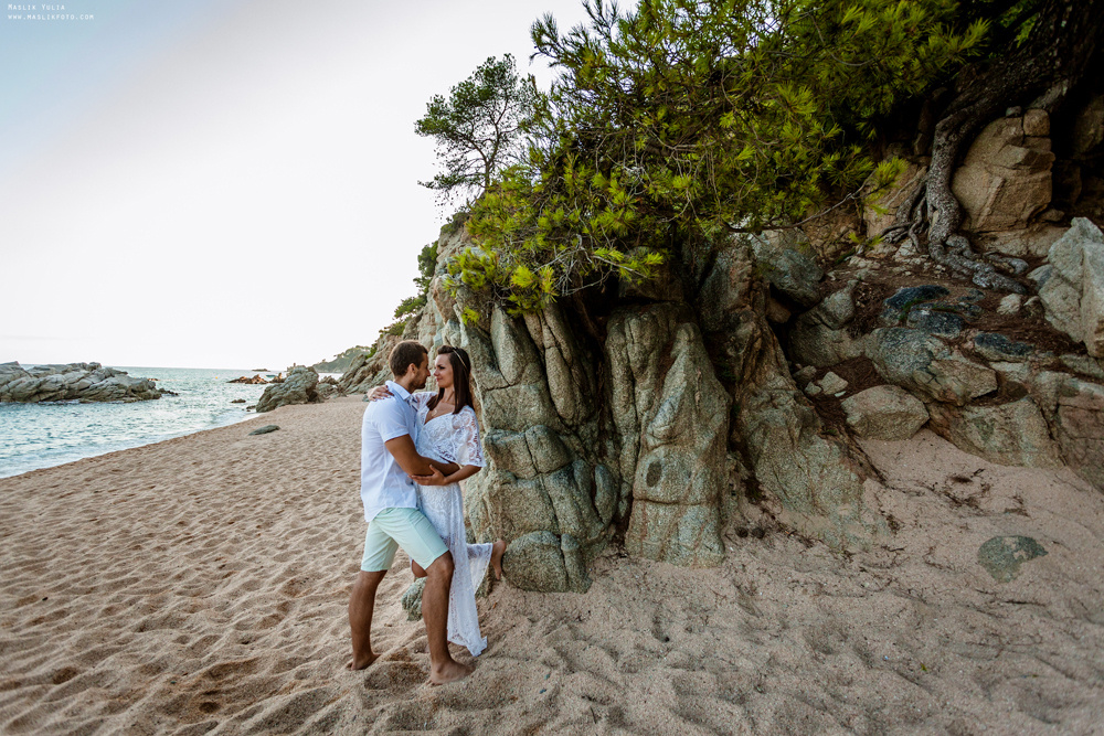 Sesión de fotos de playa en la Costa Brava. Fotógrafo en Barcelona  Maslik Yulia