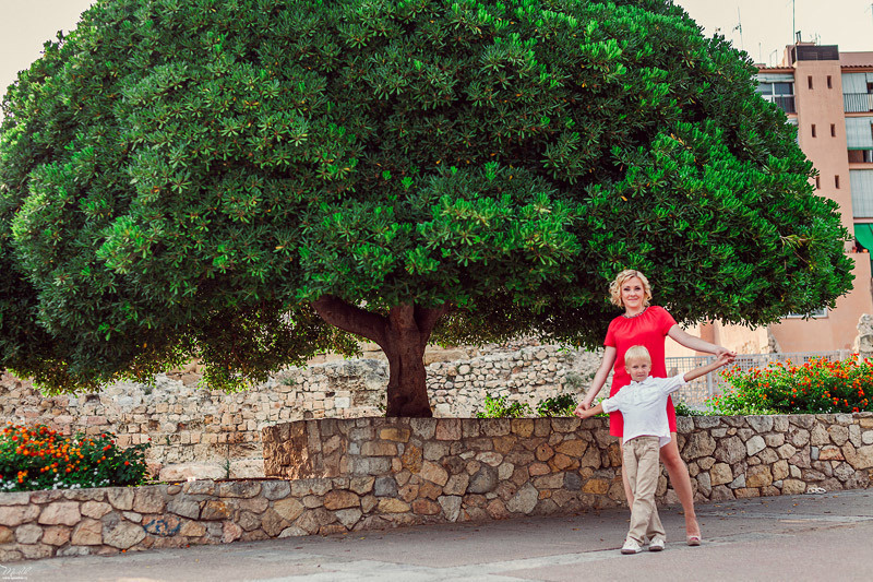 Fantástica sesión de fotos de mamá con hijo en Tarragona. Fotógrafo en Barcelona  Maslik Yulia