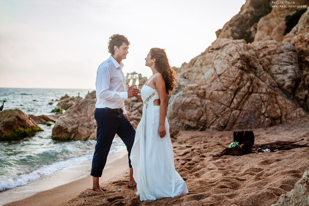 Sesión de fotos de boda de playa en España. Fotógrafo en Barcelona  Maslik Yulia