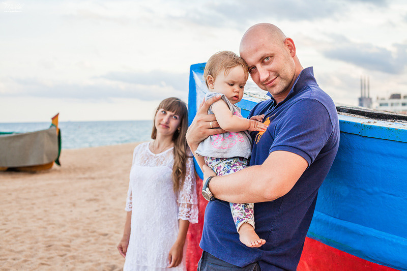Sesión fotográfica familiar en la playa en Barcelona. Fotógrafo en Barcelona  Maslik Yulia