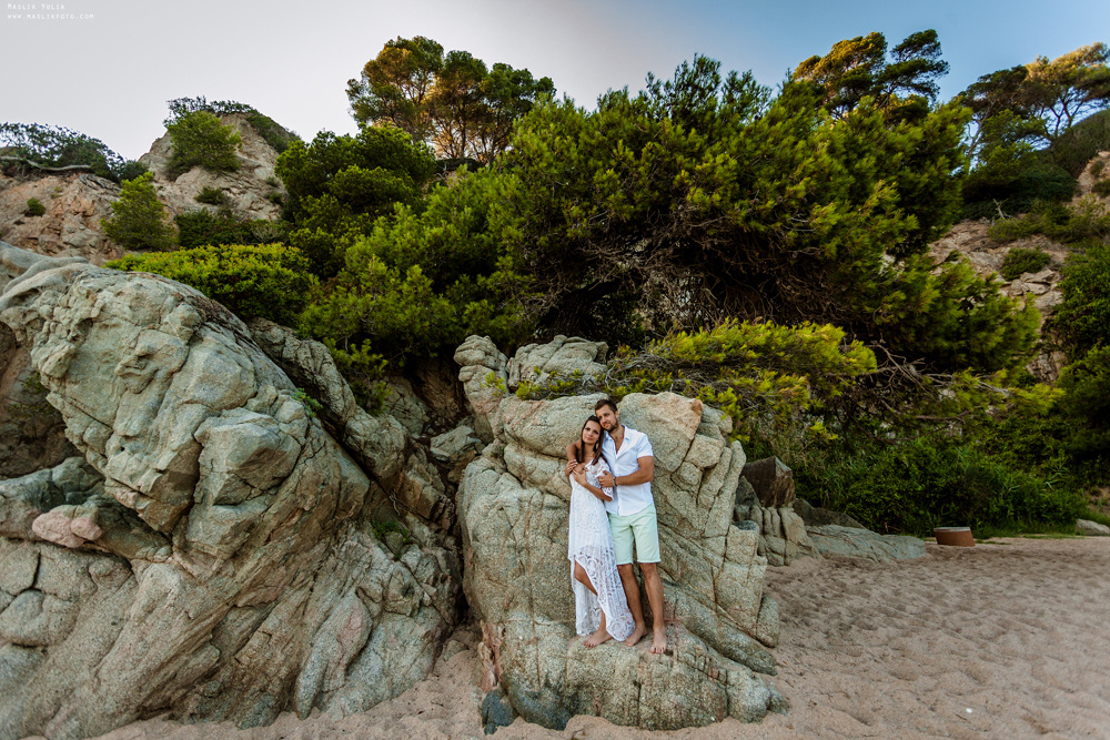 Sesión de fotos de playa en la Costa Brava. Fotógrafo en Barcelona  Maslik Yulia