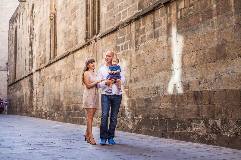 Sesión fotográfica familiar en la playa en Barcelona. Fotógrafo en Barcelona  Maslik Yulia