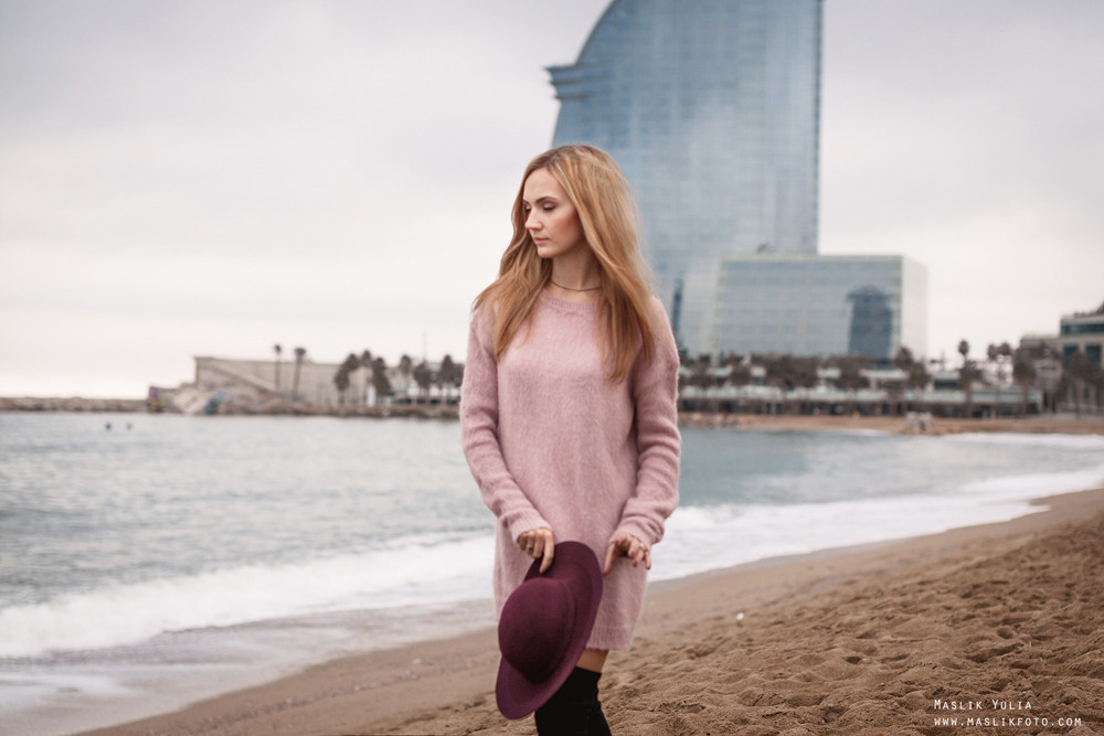 Zimowa sesja zdjęciowa na plaży w Barcelonie. Fotograf w Barcelonie Hiszpanii Maslik Yulia