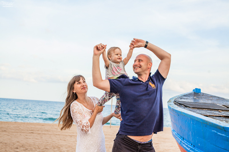 Sesión fotográfica familiar en la playa en Barcelona. Fotógrafo en Barcelona  Maslik Yulia