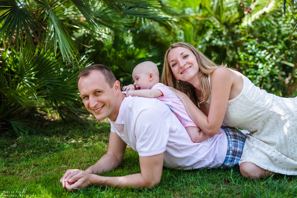 Sesión fotográfica familiar de verano en Barcelona. Fotógrafo en Barcelona  Maslik Yulia