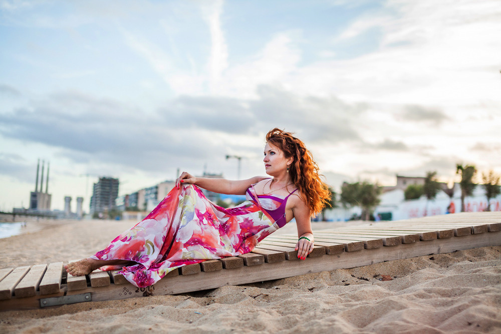 Sesja zdjęciowa na plaży romantycznej dziewczyny w Barcelonie. Fotograf w Barcelonie Hiszpanii Maslik Yulia