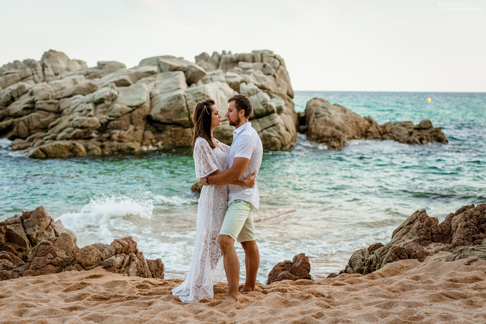 Sesión de fotos de playa en la Costa Brava. Fotógrafo en Barcelona  Maslik Yulia