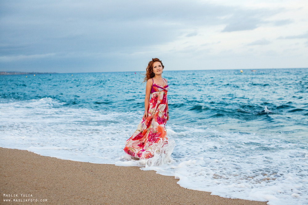 Sesja zdjęciowa na plaży romantycznej dziewczyny w Barcelonie. Fotograf w Barcelonie Hiszpanii Maslik Yulia