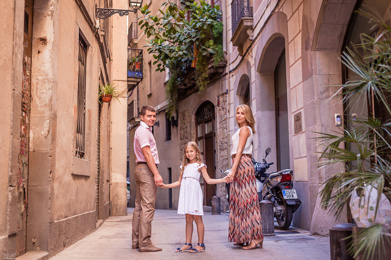 Letnia rodzinna sesja zdjęciowa w Barcelonie. Fotograf w Barcelonie Hiszpanii Maslik Yulia