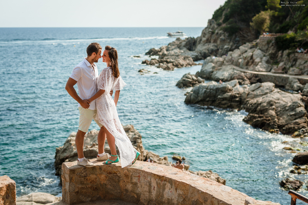 Sesión de fotos de playa en la Costa Brava. Fotógrafo en Barcelona  Maslik Yulia