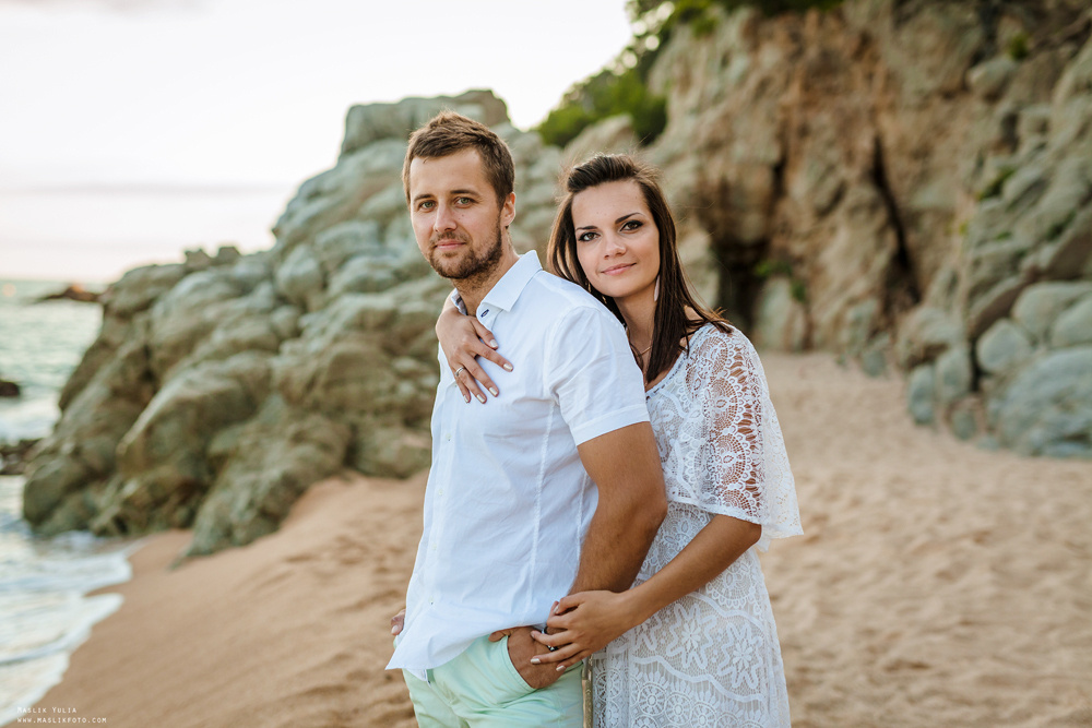 Sesión de fotos de playa en la Costa Brava. Fotógrafo en Barcelona  Maslik Yulia