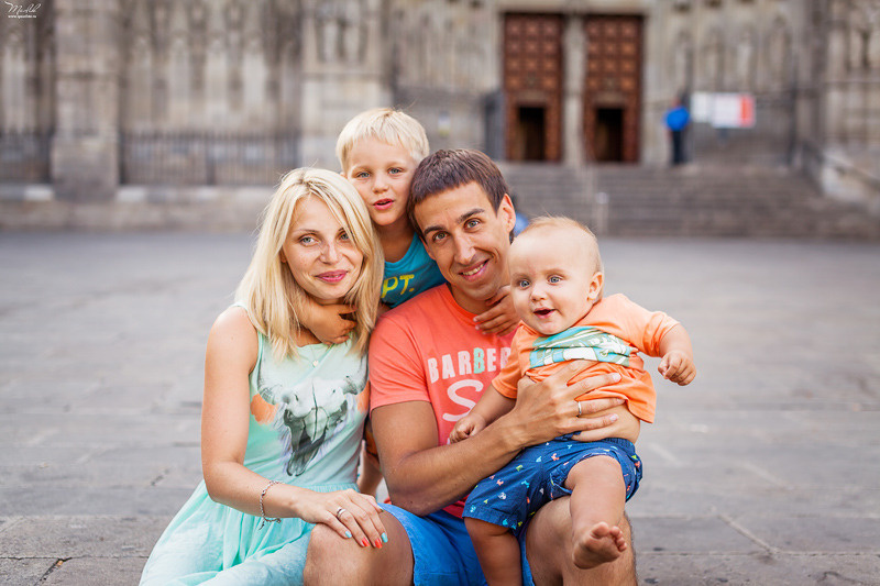 Dziarska rodzinna sesja zdjęciowa w Barcelonie. Fotograf w Barcelonie Hiszpanii Maslik Yulia