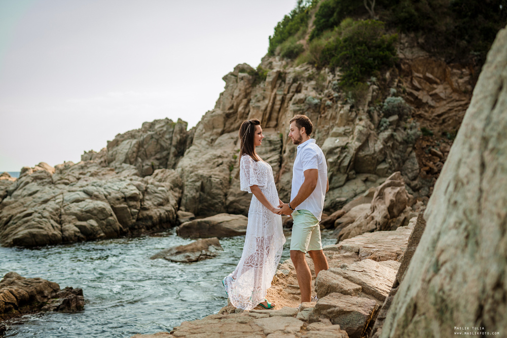 Sesión de fotos de playa en la Costa Brava. Fotógrafo en Barcelona  Maslik Yulia