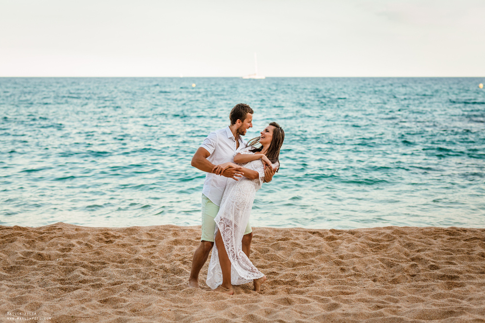 Sesión de fotos de playa en la Costa Brava. Fotógrafo en Barcelona  Maslik Yulia