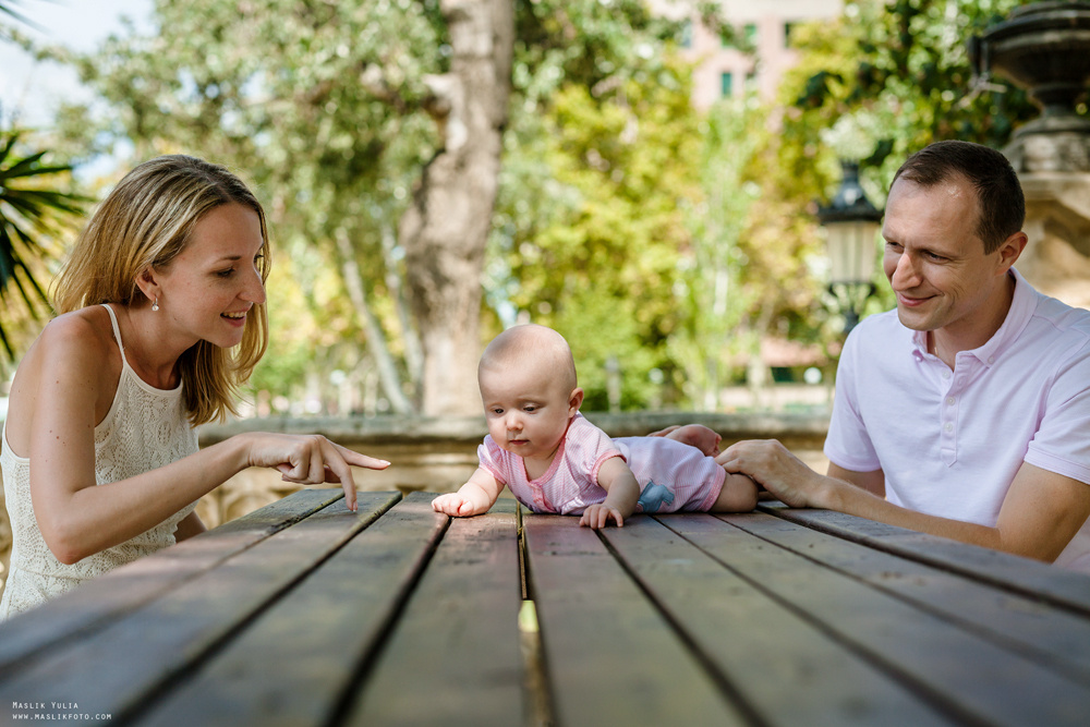 Sesión fotográfica familiar de verano en Barcelona. Fotógrafo en Barcelona  Maslik Yulia