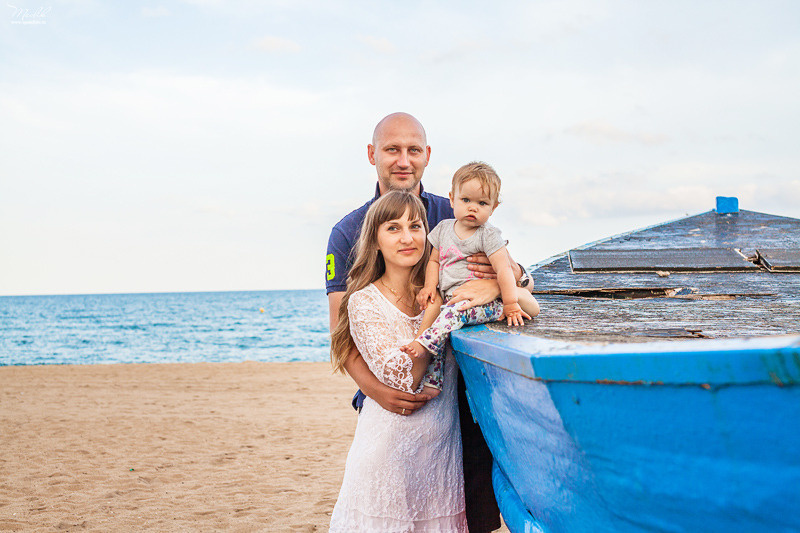 Sesión fotográfica familiar en la playa en Barcelona. Fotógrafo en Barcelona  Maslik Yulia