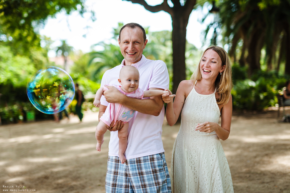 Sesión fotográfica familiar de verano en Barcelona. Fotógrafo en Barcelona  Maslik Yulia