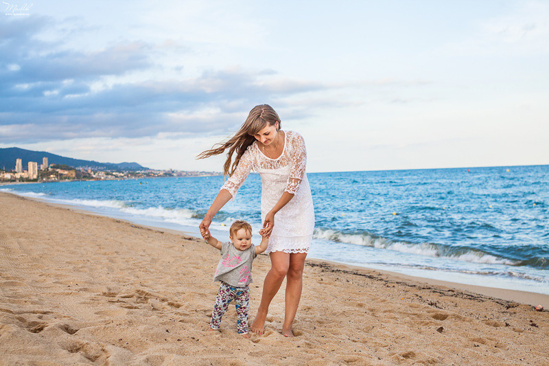 Sesión fotográfica familiar en la playa en Barcelona. Fotógrafo en Barcelona  Maslik Yulia