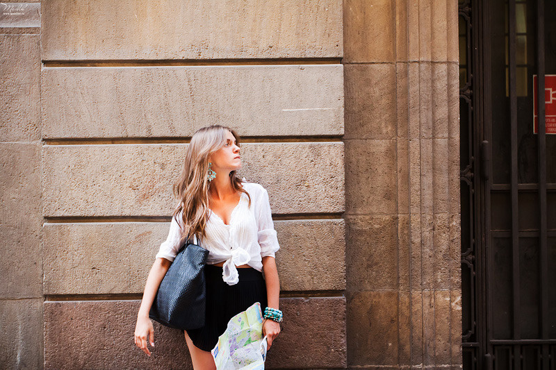 Street style photo shoot in Barcelona. Photographer in Barcelona Spain Maslik Yulia