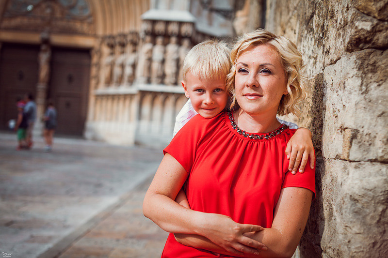 Fantástica sesión de fotos de mamá con hijo en Tarragona. Fotógrafo en Barcelona  Maslik Yulia