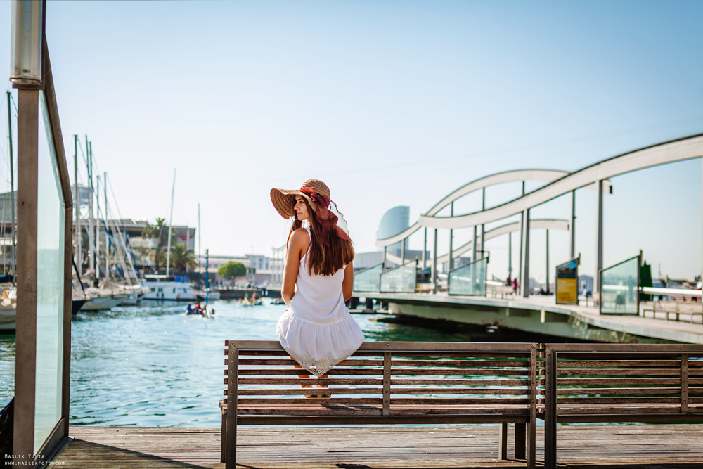 Cheeky fashion-style photo shoot in Barcelona. Photographer in Barcelona Spain Maslik Yulia