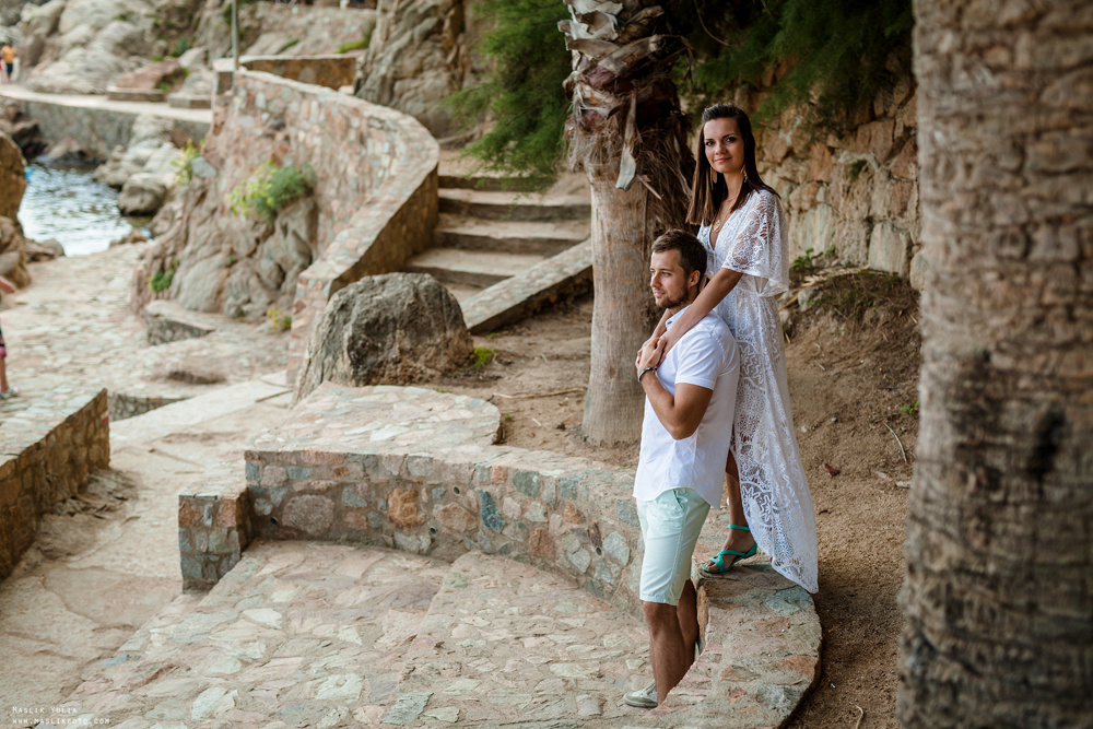 Sesión de fotos de playa en la Costa Brava. Fotógrafo en Barcelona  Maslik Yulia